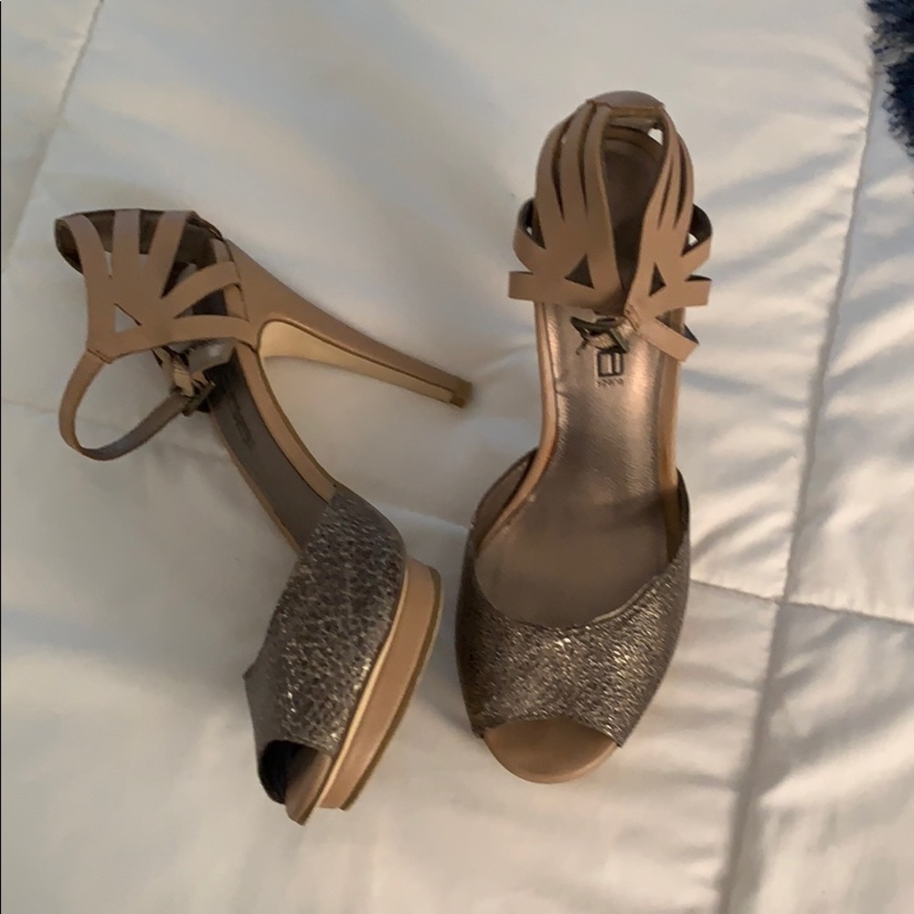 Moda platform pumps